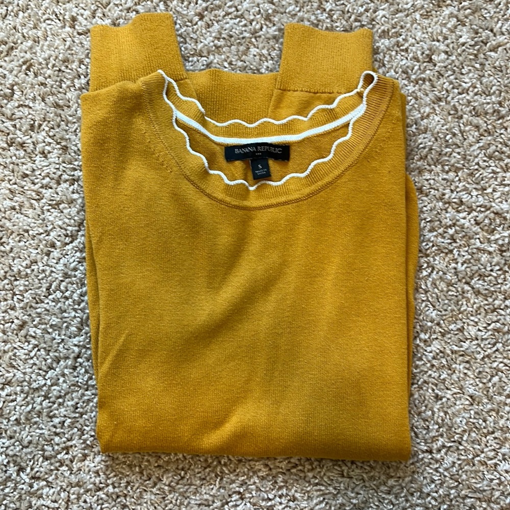 BANANA REPUBLIC SCALLOPED SWEATER